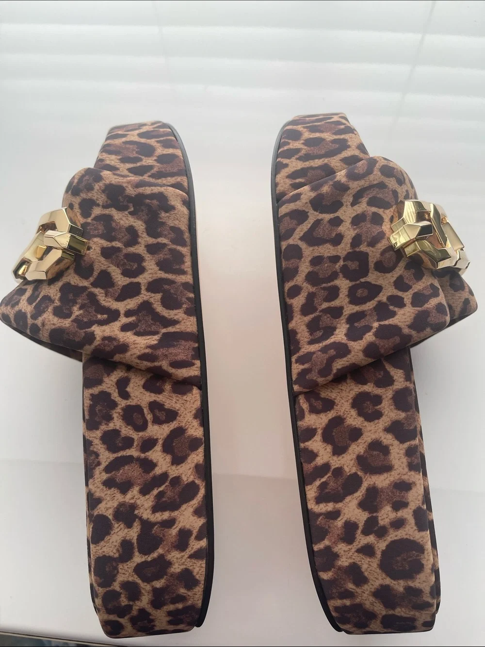 Good American NEW Leopard print with gold tone chain platform slides Size 8